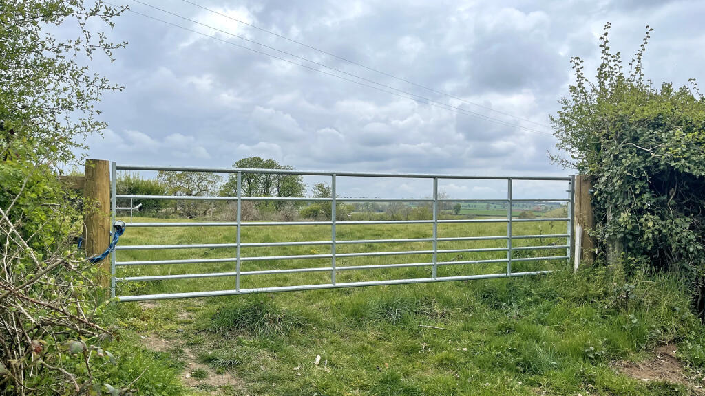 The land benefits from direct gated access.