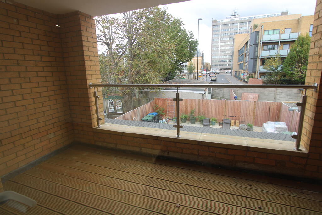 Apartment in Croydon - View 3