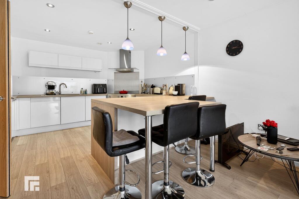 Apartment in Cardiff, Century Wharf, Butetown - View 4