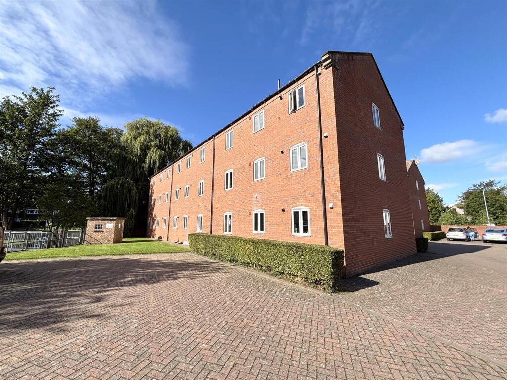 2-bed flat on Forlander Place, Louth, LN11, £110,000
