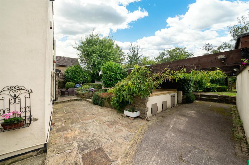 Thorncliffe Lane, Emley, Huddersfield - View 4