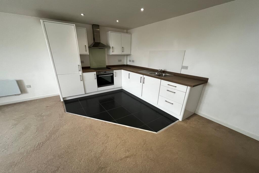 Apartment in Eastleigh, Peverells Wood, Chandler's Ford - View 3
