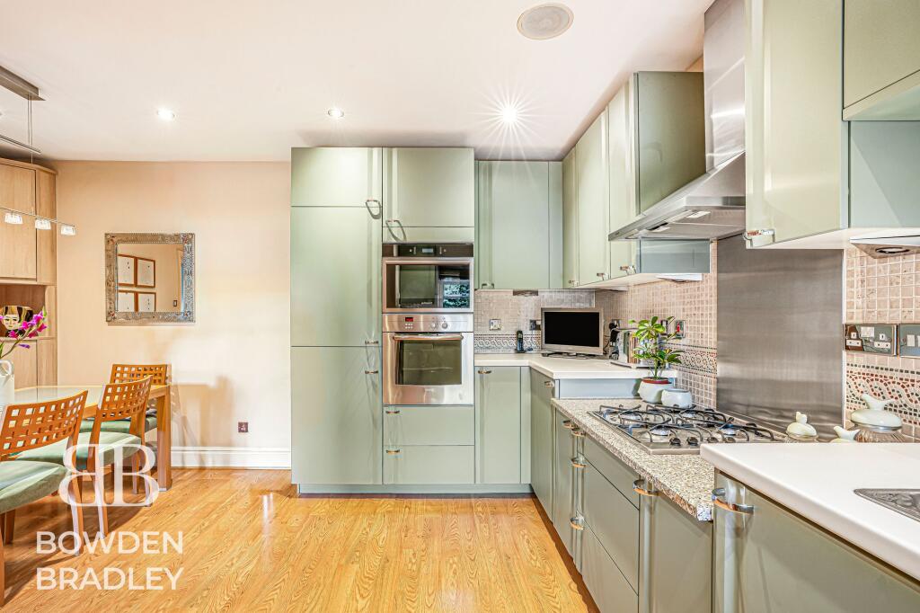 Apartment in Ilford - More
