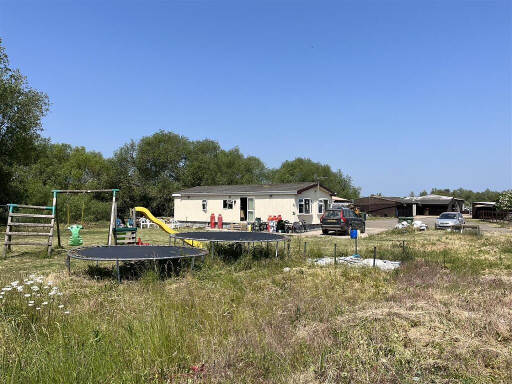 Farm Way, Staines-upon-Thames - More