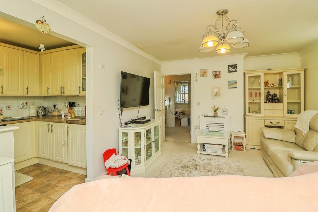 Apartment in Milton Keynes - View 3