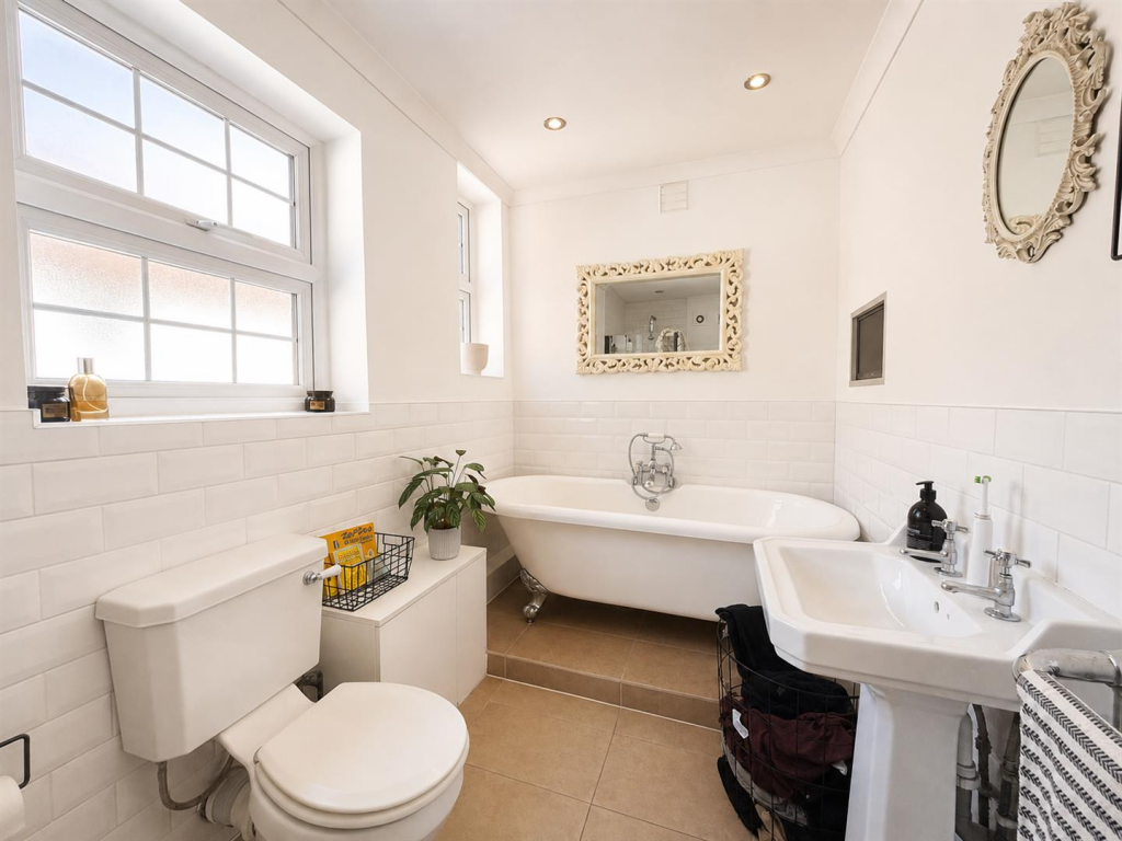 Apartment in Brentwood, Warley - View 3