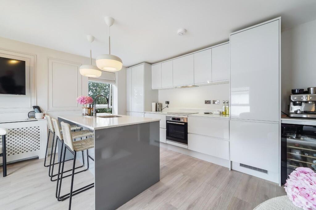 Apartment in Kingston upon Thames - View 4