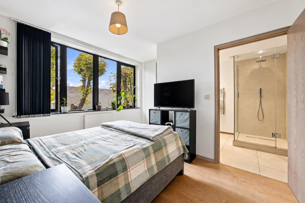 Apartment in Southall - More