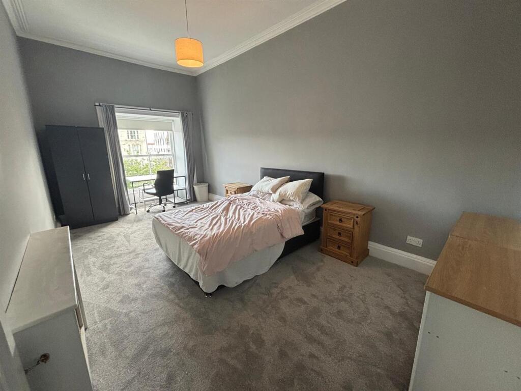 Apartment in Glasgow, Sandyford - View 4