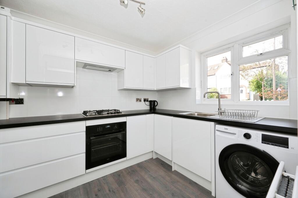 House in London, Royal Borough of Kingston upon Thames - View 2
