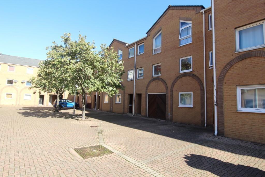 6 bedroom town house for rent