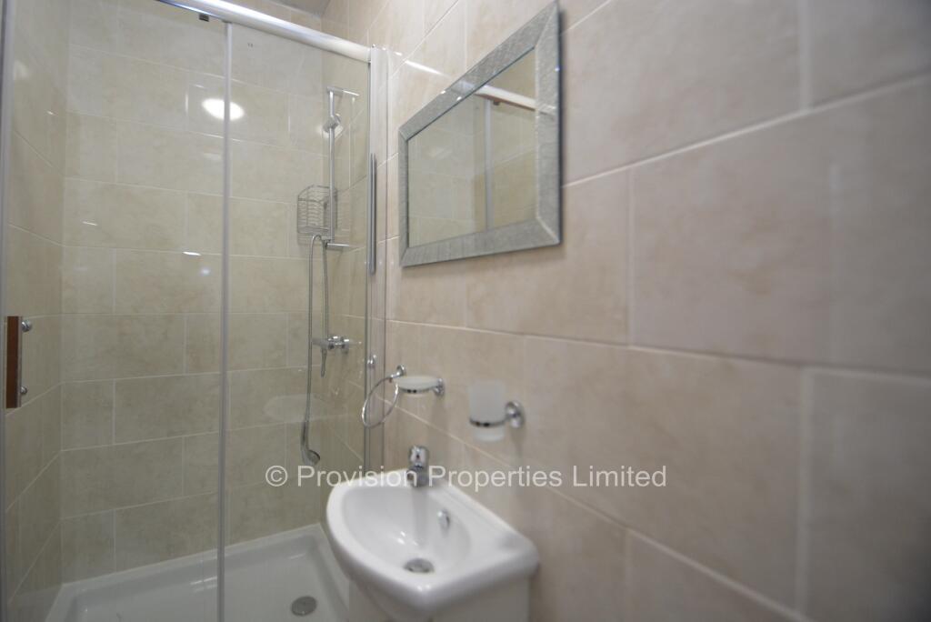 8 bedroom semi-detached house for rent