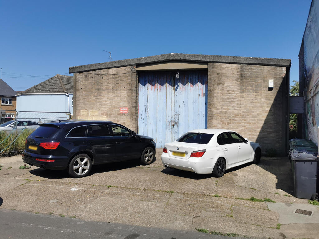 Main image of property: 3A Beach Road, Gorleston, Great Yarmouth, Norfolk, NR31 6BH