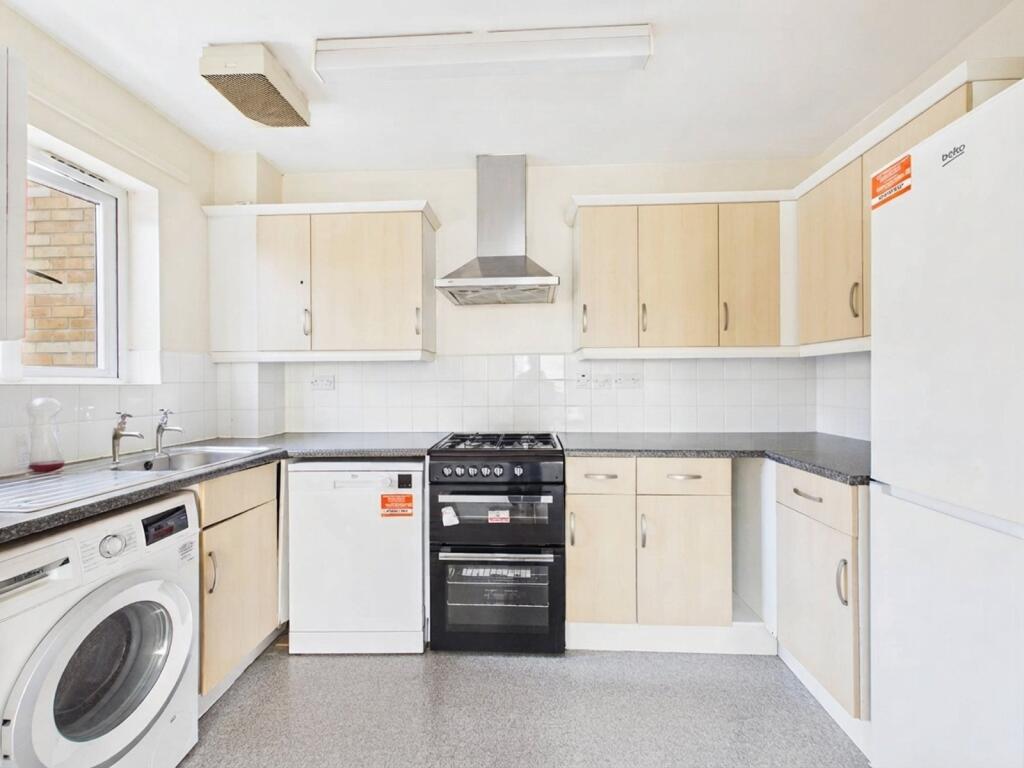 Apartment in Runnymede, Chertsey - View 3