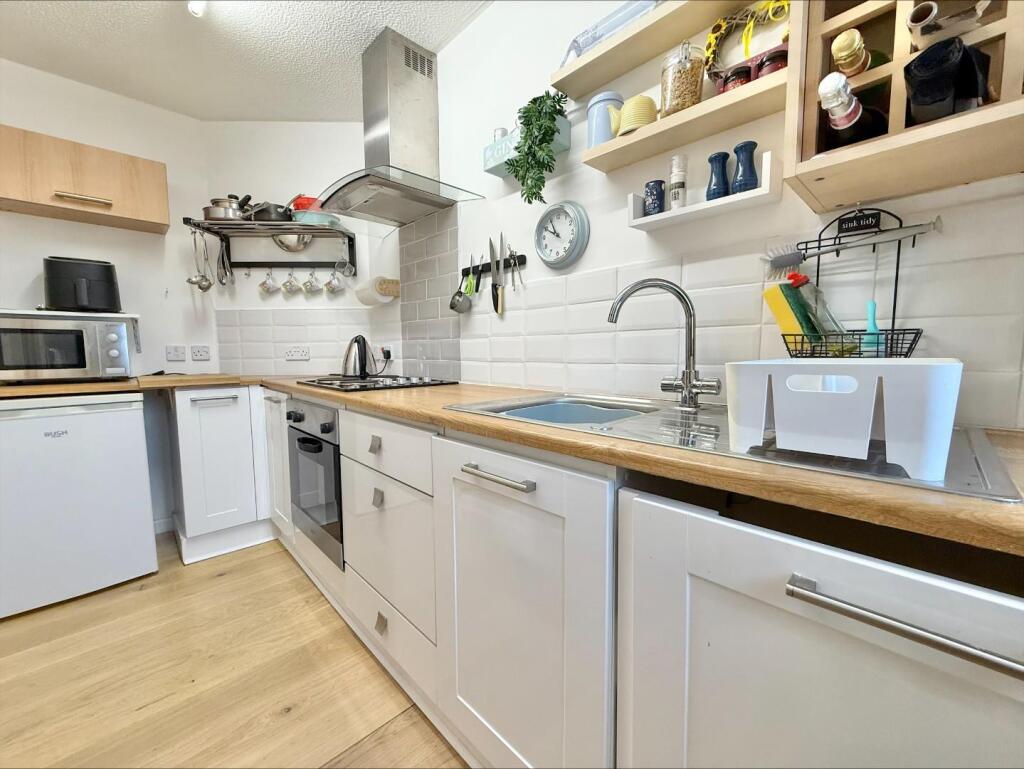 1-bed house on Victoria Street, Weymouth, £95,000