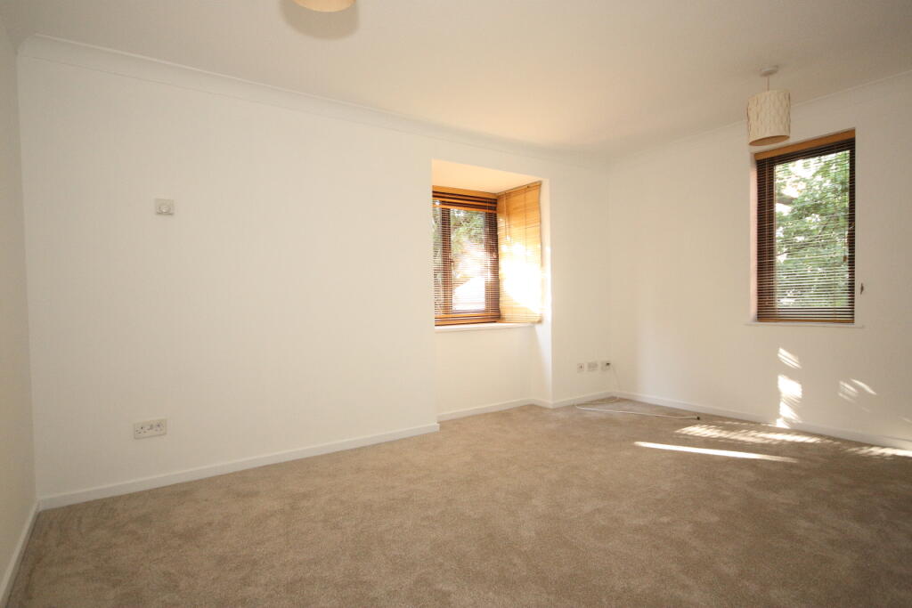 Apartment in Woking, Surrey - View 2
