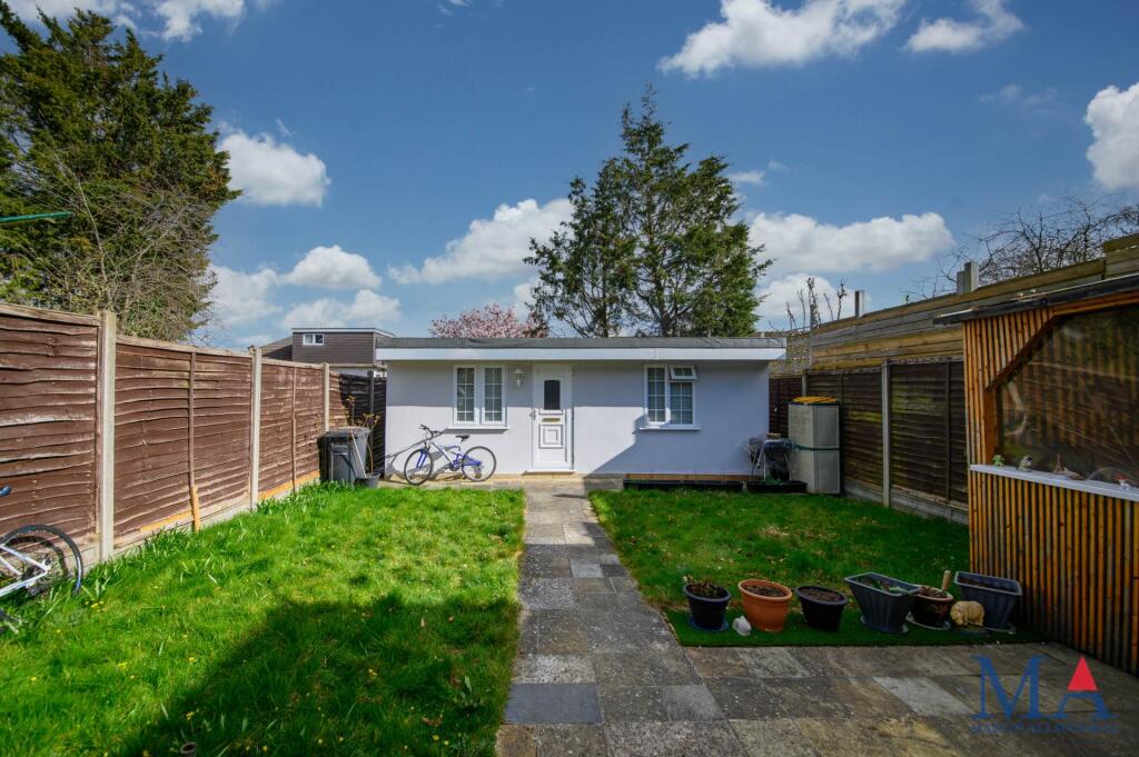 Fairmead Crescent, Edgware, HA8 photo 2