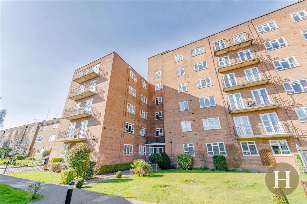 1-bed flat on West Drive, Griffin Court West Drive, B5, £100,000