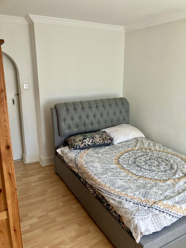 Apartment in Ilford - More