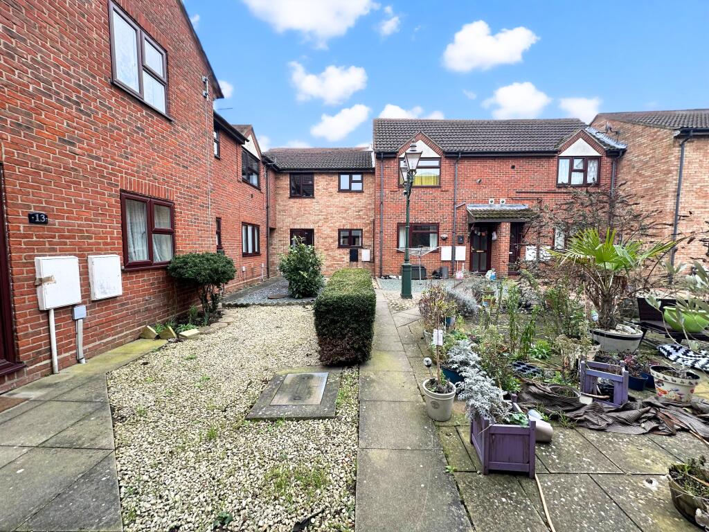 1-bed flat on Mortimer Row, Somersham, Huntingdon, PE28, £110,000