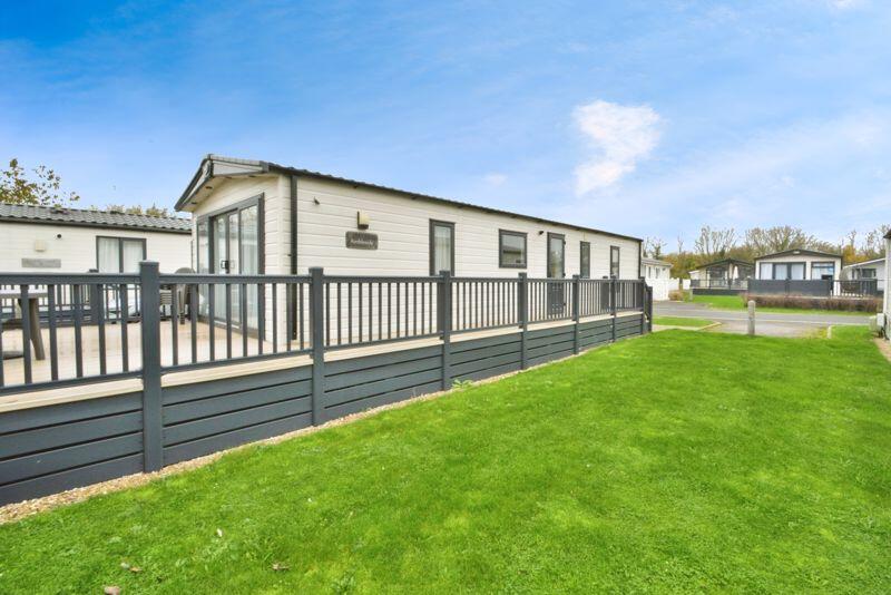 3-bed caravan on Water Lily Meadow, Cotswold Hoburne, Cotswold Lakes, £61,500