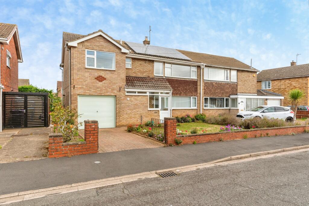 3-bed semi-detached on Eskdale Road, Grantham, £260,000