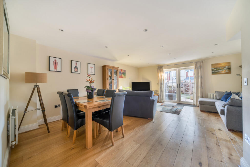 House in Woking, Byfleet - More