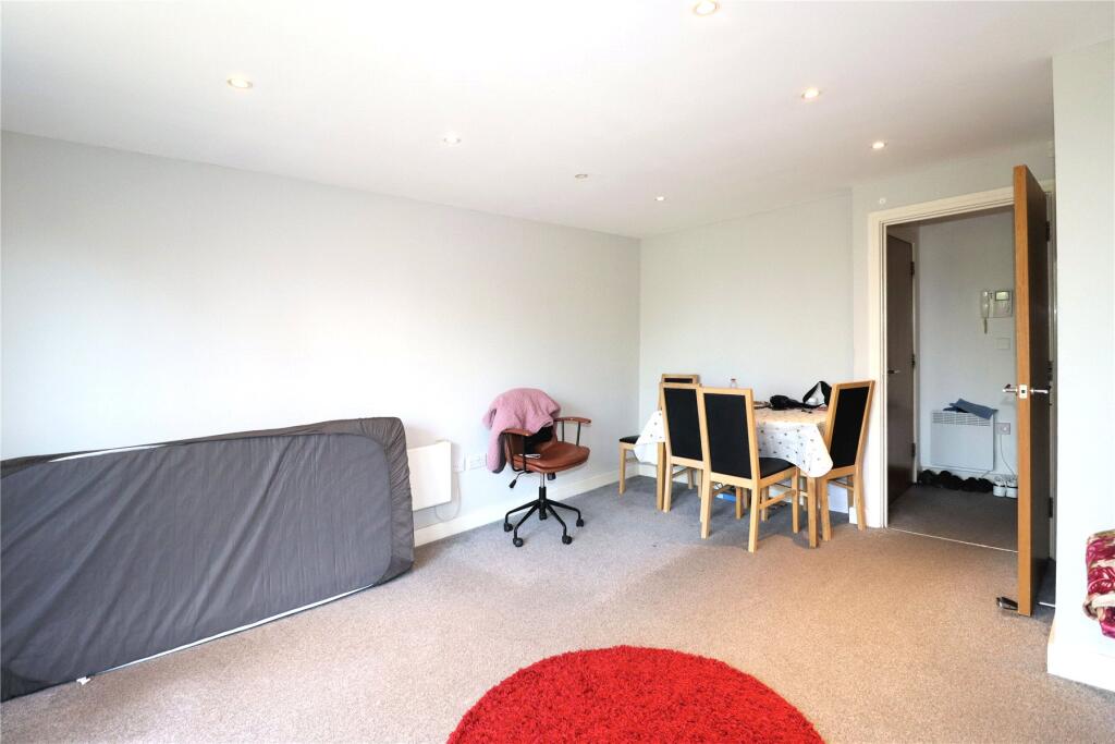 Apartment in Woking, Sheerwater - More