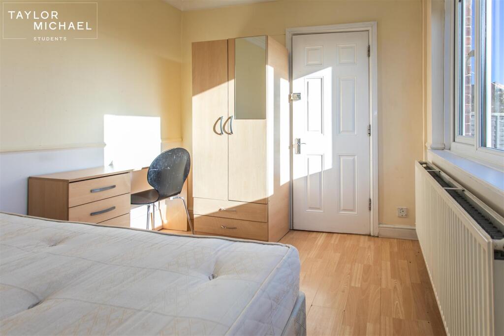 6 bedroom terraced house for rent