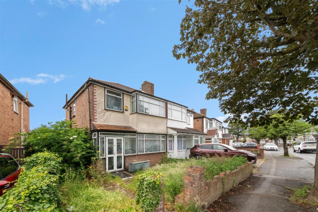 3-bed semi-detached on Fairholme Crescent, Hayes, £450,000