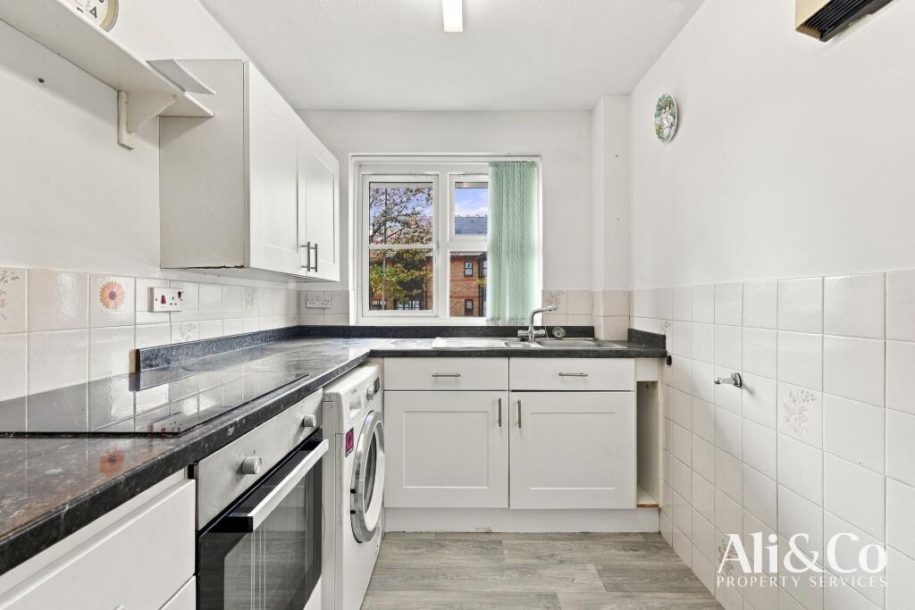 Apartment in Grays, Little Thurrock - View 3