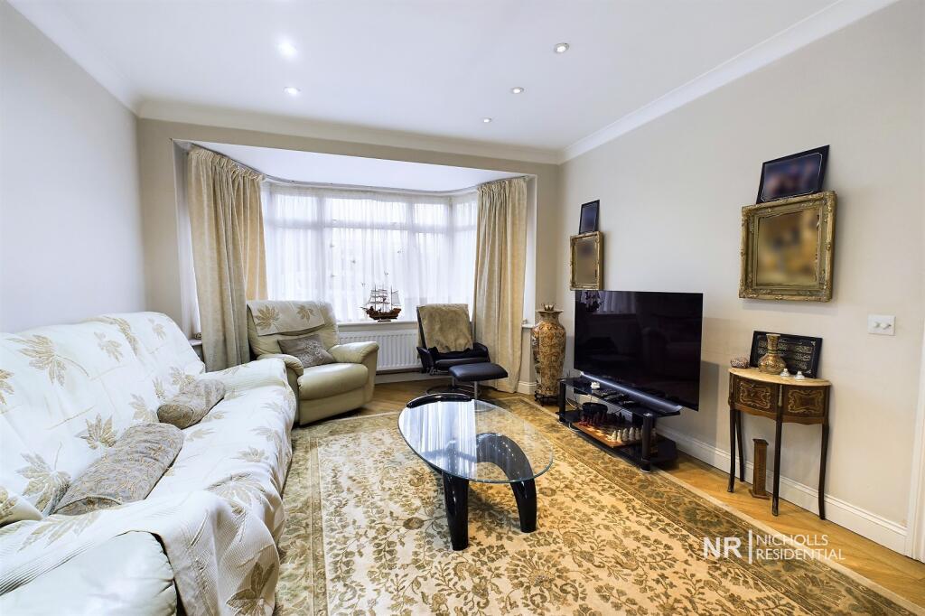 House in London, Royal Borough of Kingston upon Thames - View 4