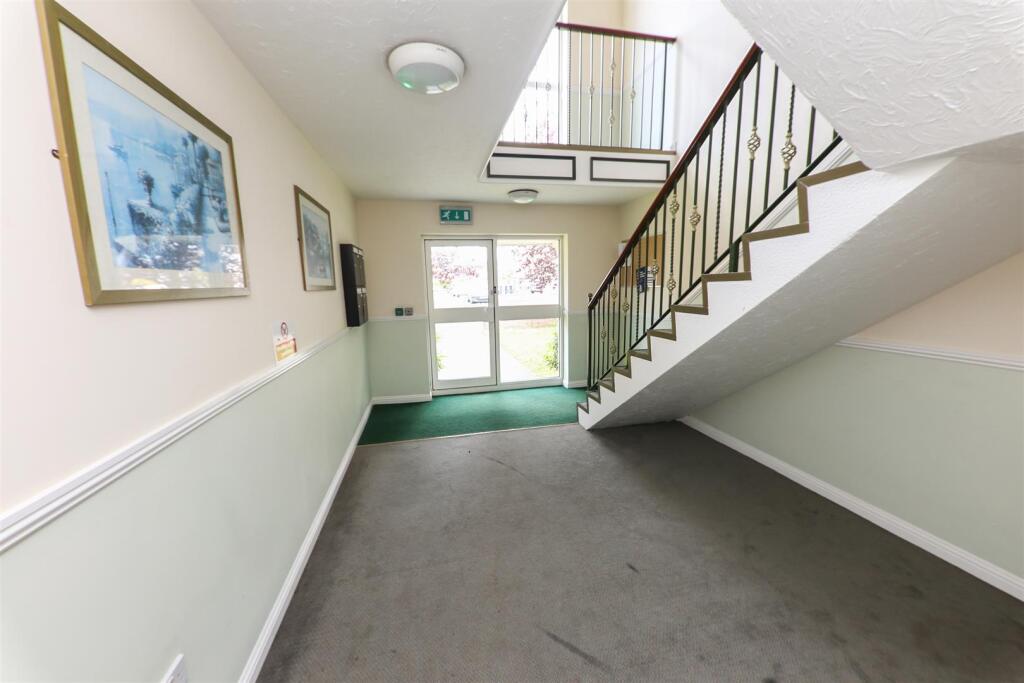Apartment in Doncaster, Lakeside - View 4