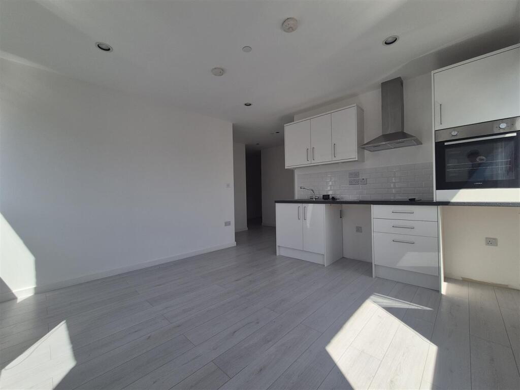 Apartment in Sandwell, Cherry Orchard - View 2