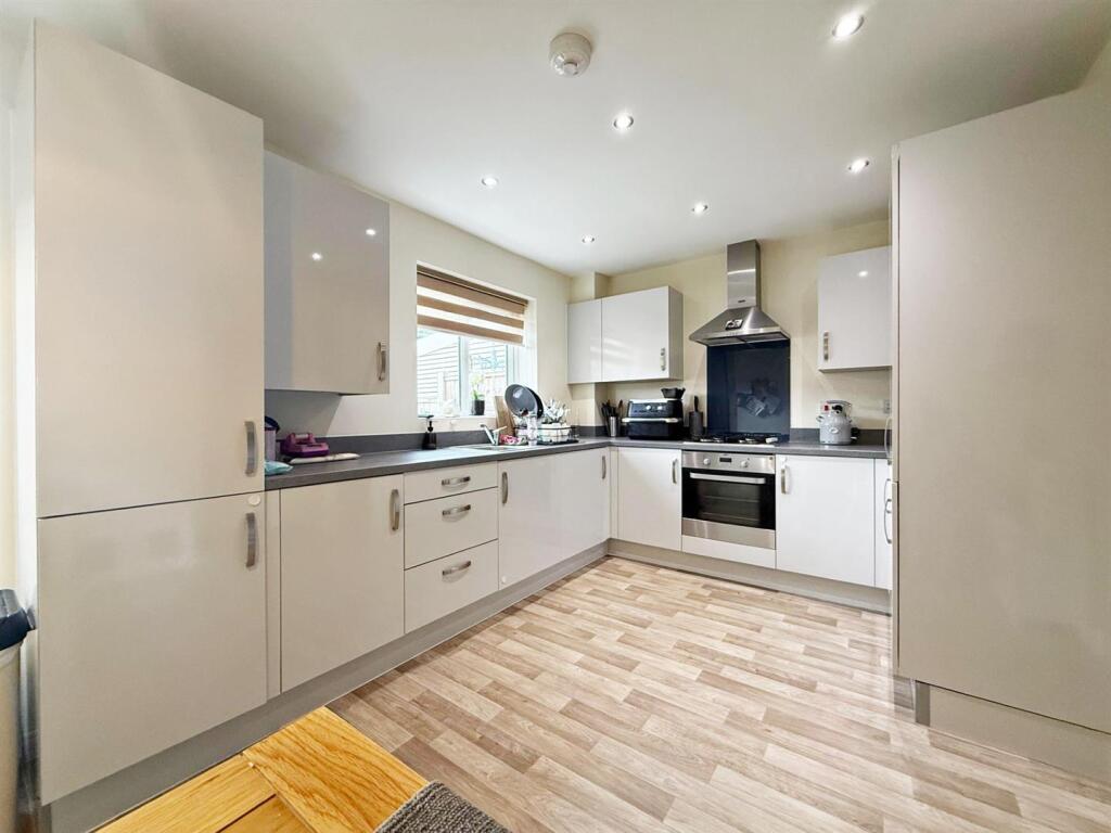Bufton Close, Copthorne, Shrewsbury photo 3