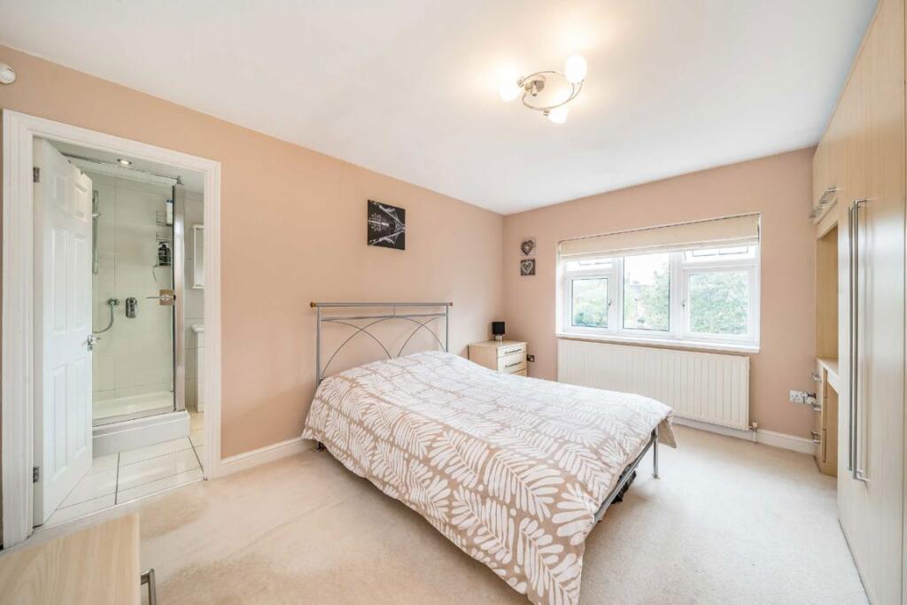 House in London, Chapel End, Highams Park - More