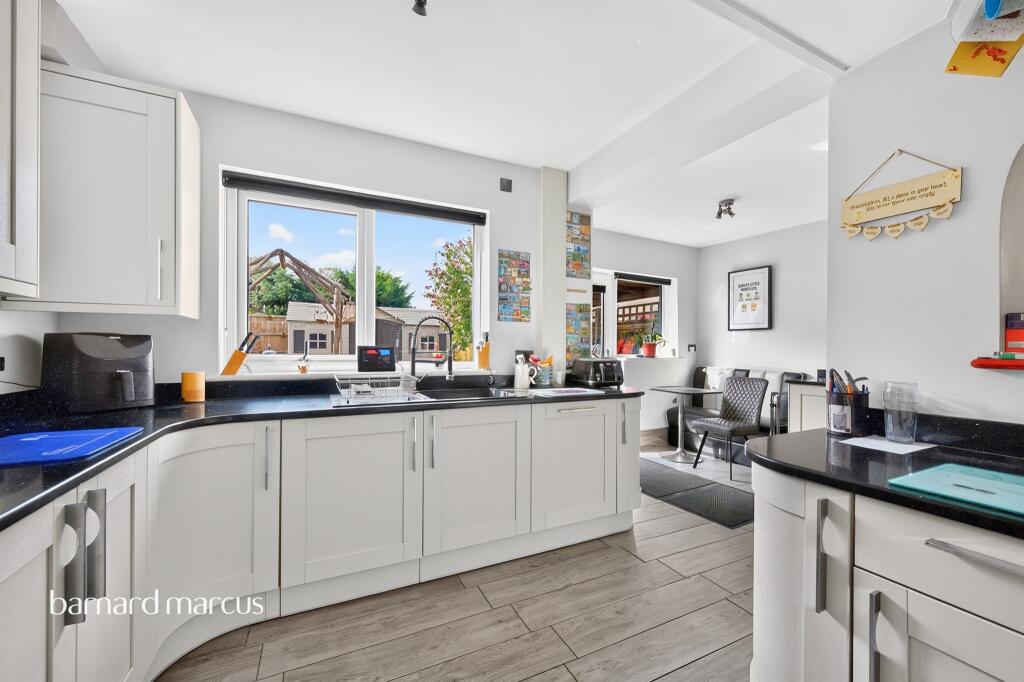 House in London, Royal Borough of Kingston upon Thames - View 4