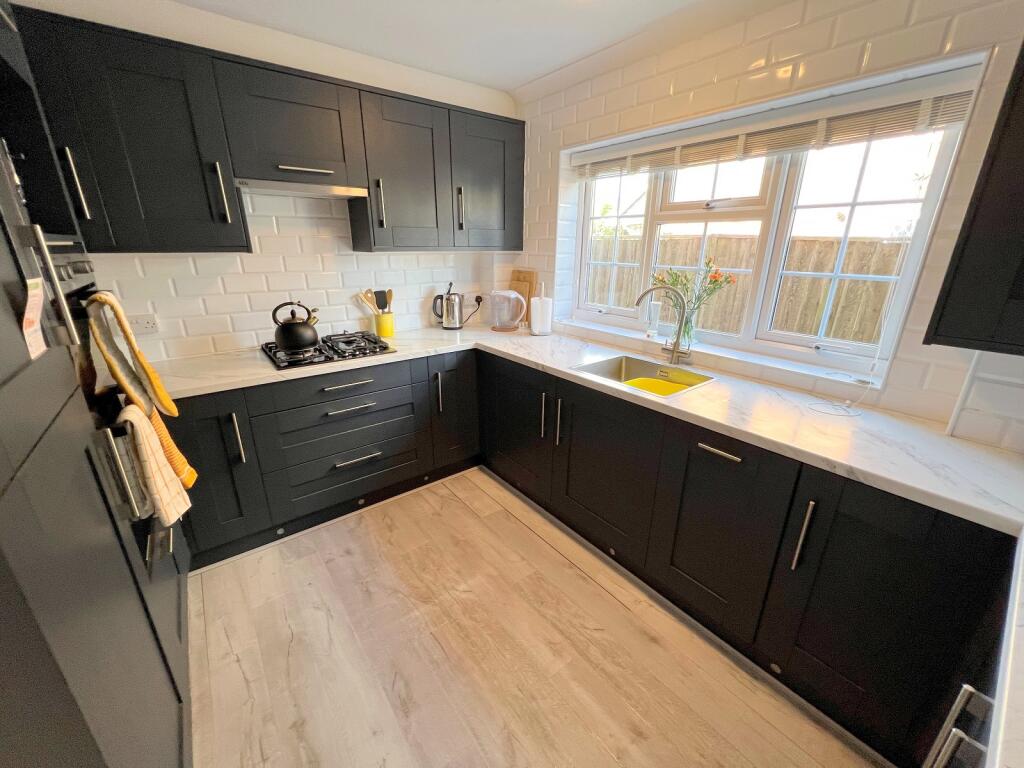 10 Barton Wood Road, Barton On Sea, New Milton, Hampshire. BH25 7NN photo 4
