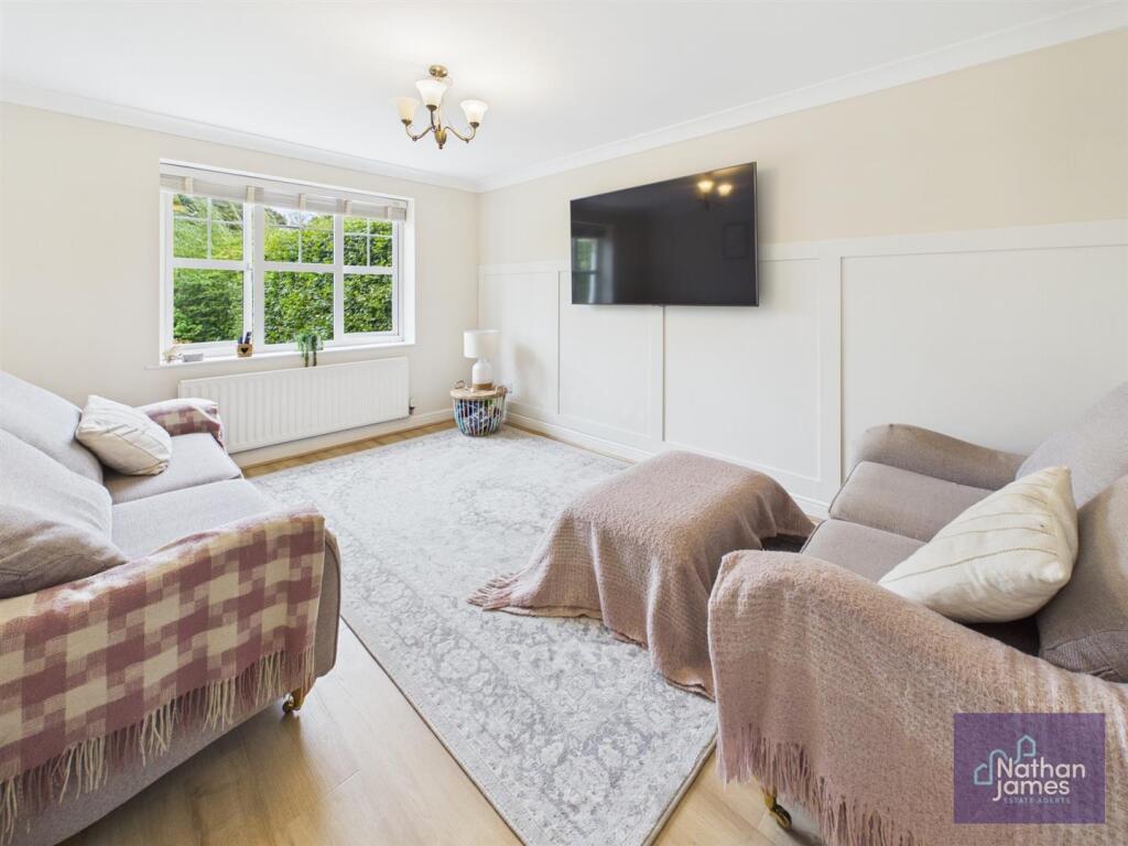 House in Newport, Caldicot - More