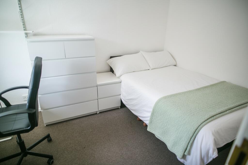 Leahurst Crescent - Professional House Share, Harborne, West Midlands, B17