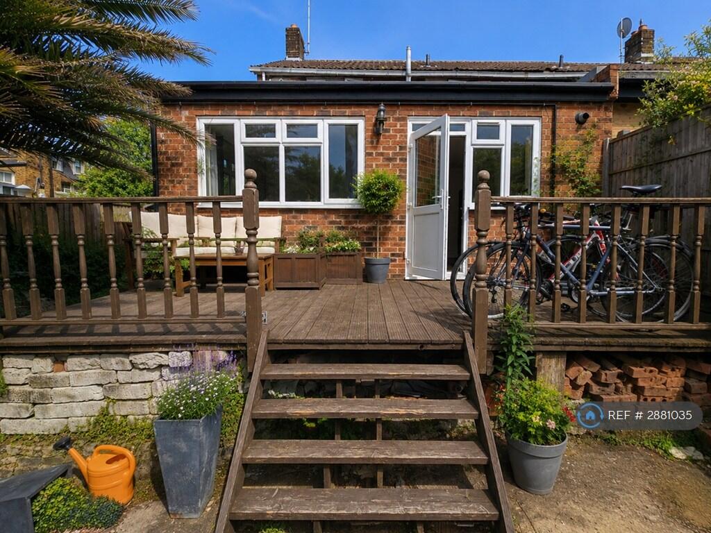 5 bedroom semi-detached house for rent