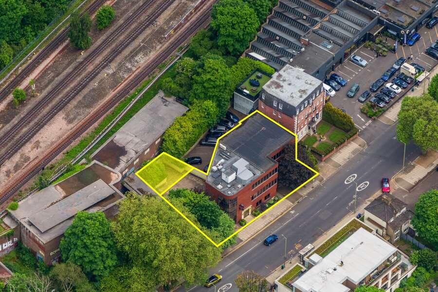 Main image of property: 98 Great North Road, East Finchley, London N2 0NL