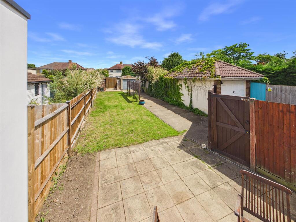 Pembroke Avenue, Hersham, Walton-On-Thames – další