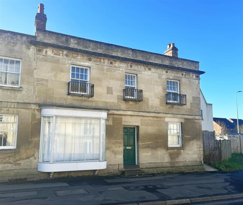 1-bed flat on London Road, Chippenham, £110,000