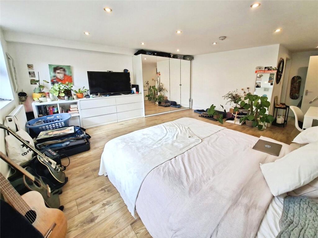 Apartment in London - View 5