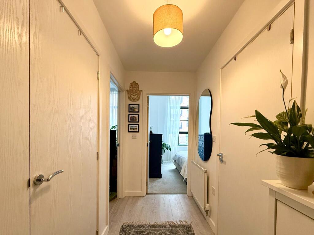 Apartment in Southall - More