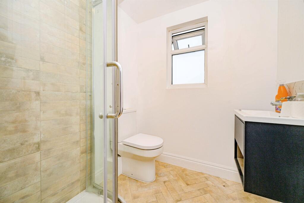 House in Luton - View 5