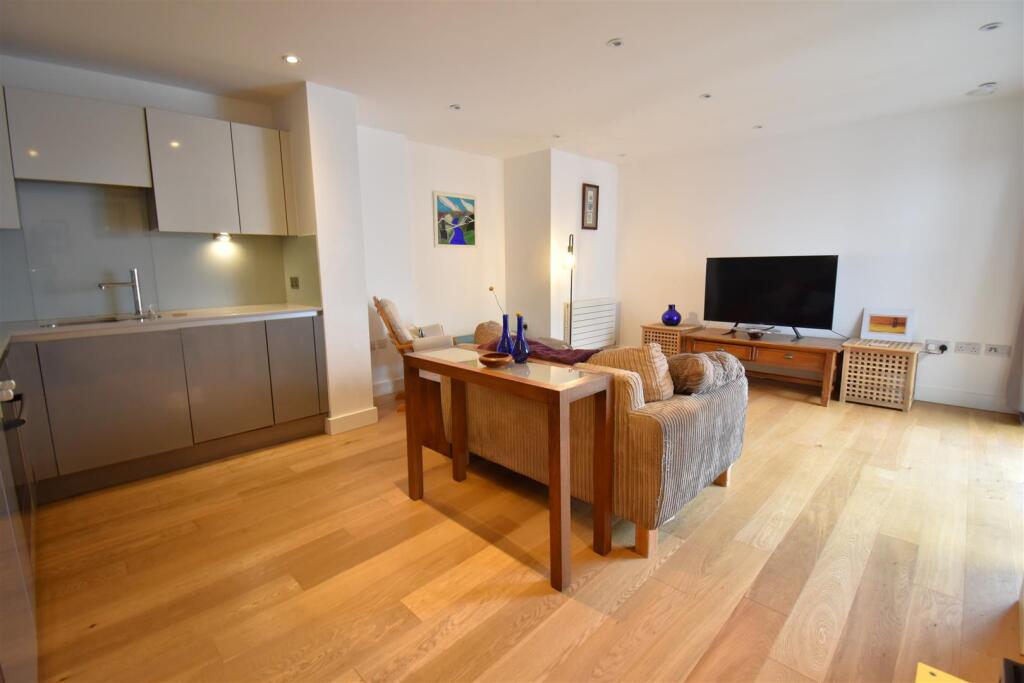Anchorage Development, Bristol Harbourside offered for sale with no onward chain. photo 5