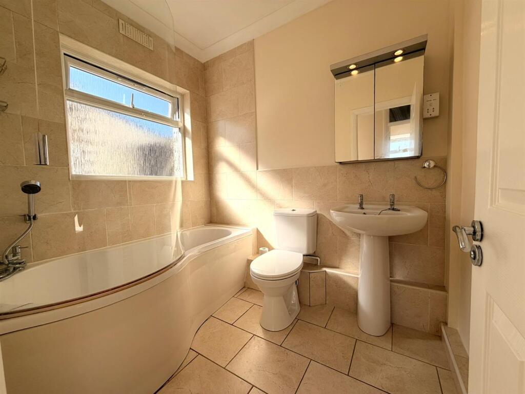 House in Southend-on-Sea, Eastwood - More