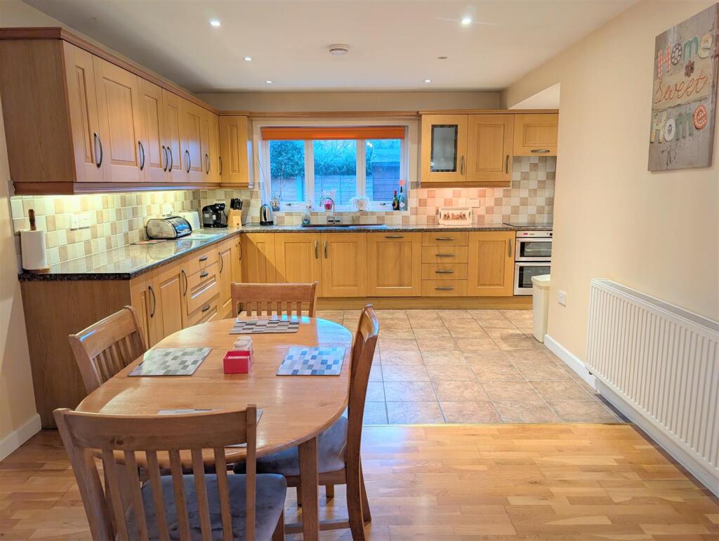12 Ashford Park, Pontesbury, Shrewsbury, SY5 0QW photo 3